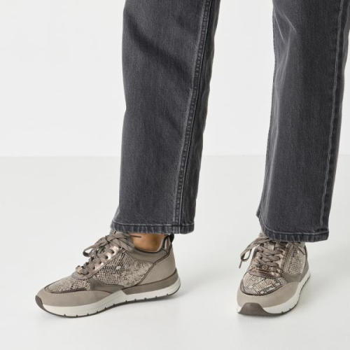 Tamaris Sneaker Snake 1-23732-41 393 in de kleur taupe