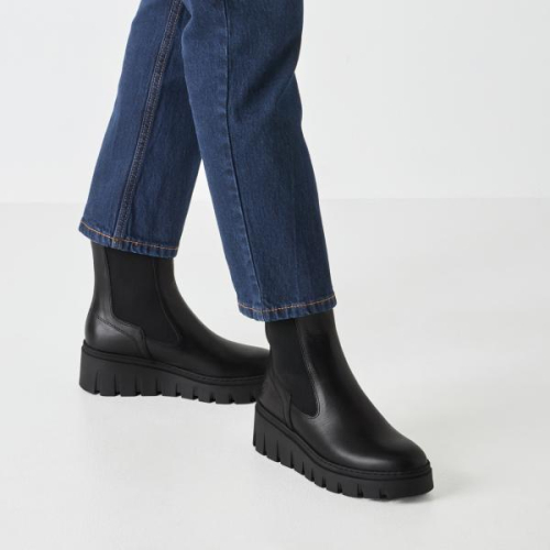 Tamaris Chelseaboot 1-25489-45 001 in de kleur zwart